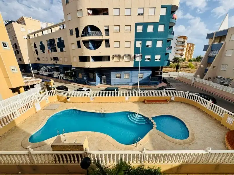 Piso con piscina en venta en La Mata