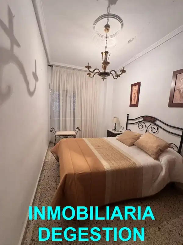 Dormitori de Casa o xalet en venda en Linares amb Aire condicionat, Jardí privat i Terrassa