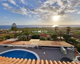 Vista exterior de Casa o xalet en venda en Guía de Isora amb Terrassa i Piscina