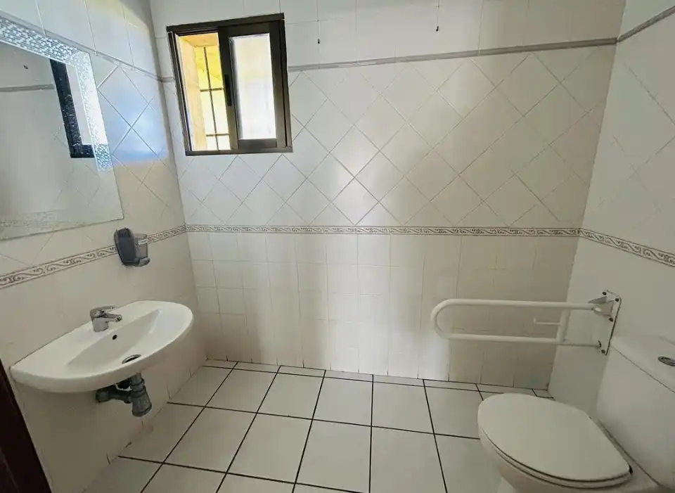Badezimmer von Geschaftsraum zum Verkauf in Dénia mit Klimaanlage, Terrasse und Möbliert