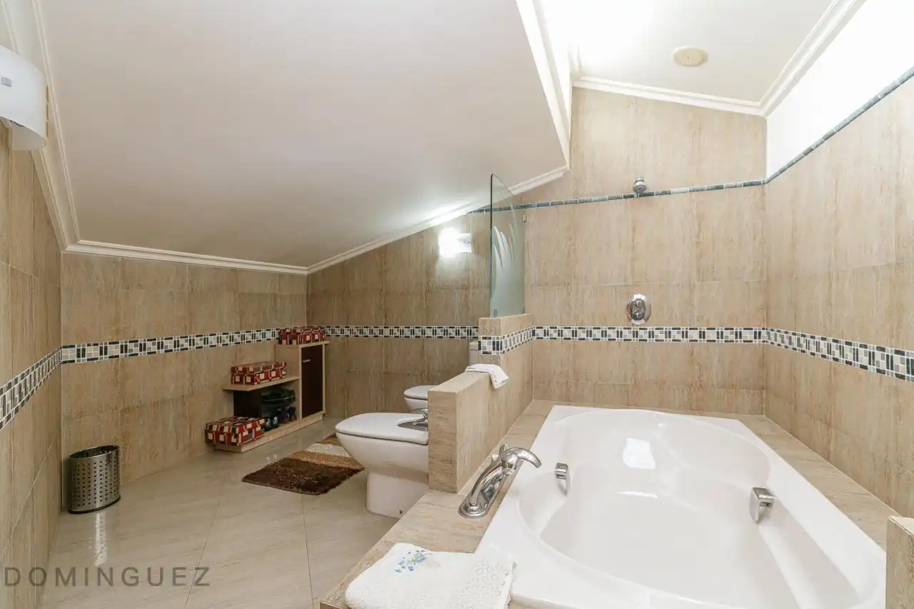Baño de Casa o chalet en venta en Vigo  con Calefacción, Jardín privado y Parquet