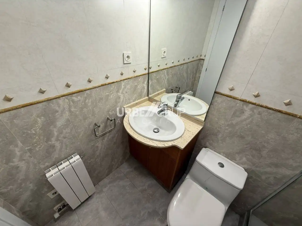 Baño de Dúplex de alquiler en Terrassa con Aire acondicionado, Calefacción y Terraza