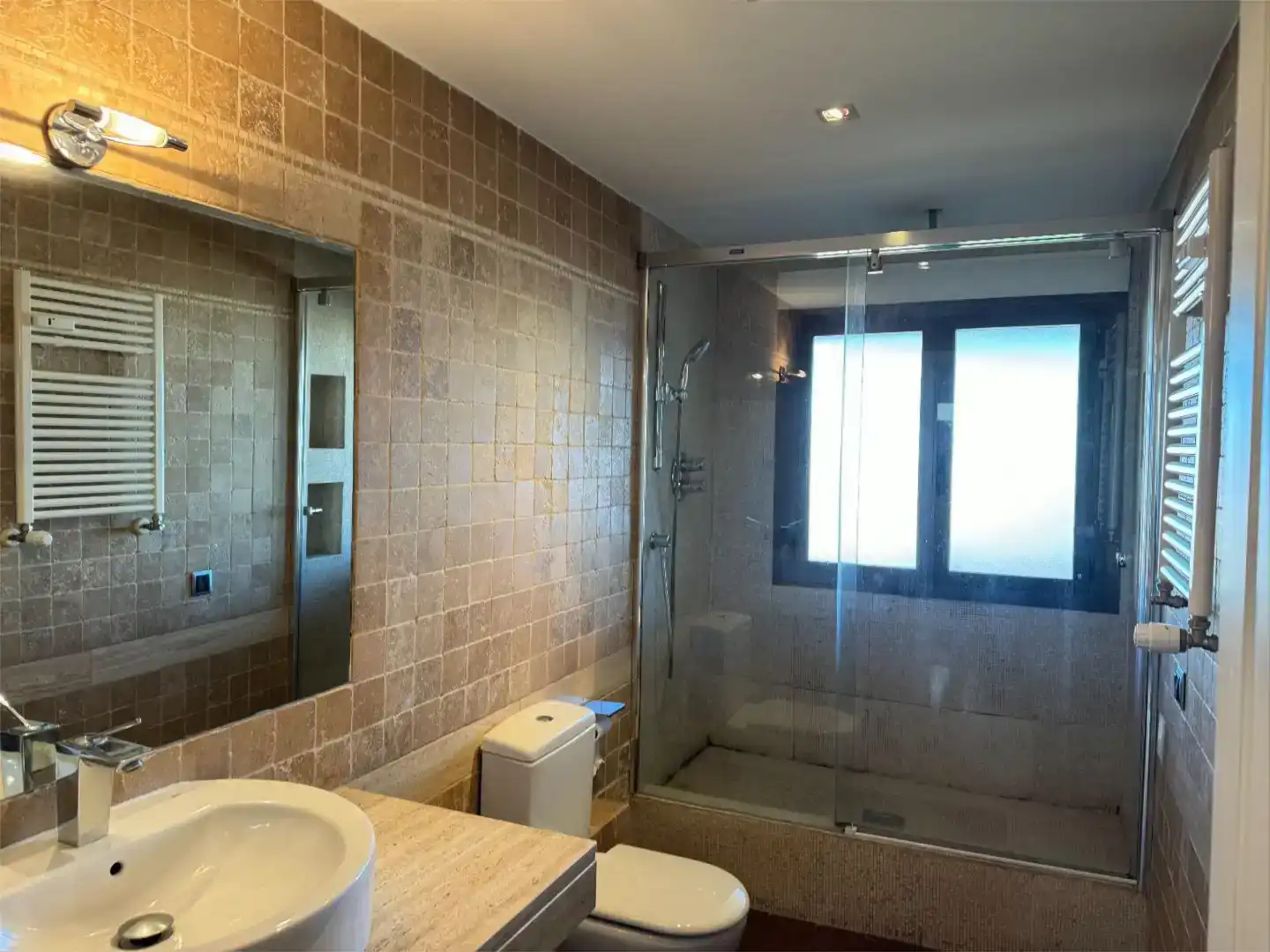 Baño de Piso de alquiler en Madrid con Aire acondicionado, Jardín privado y Parquet