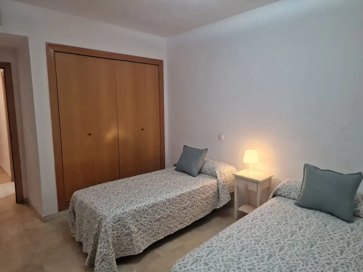 Habitación de Planta baja de alquiler en Marbella con Terraza y Piscina comunitaria
