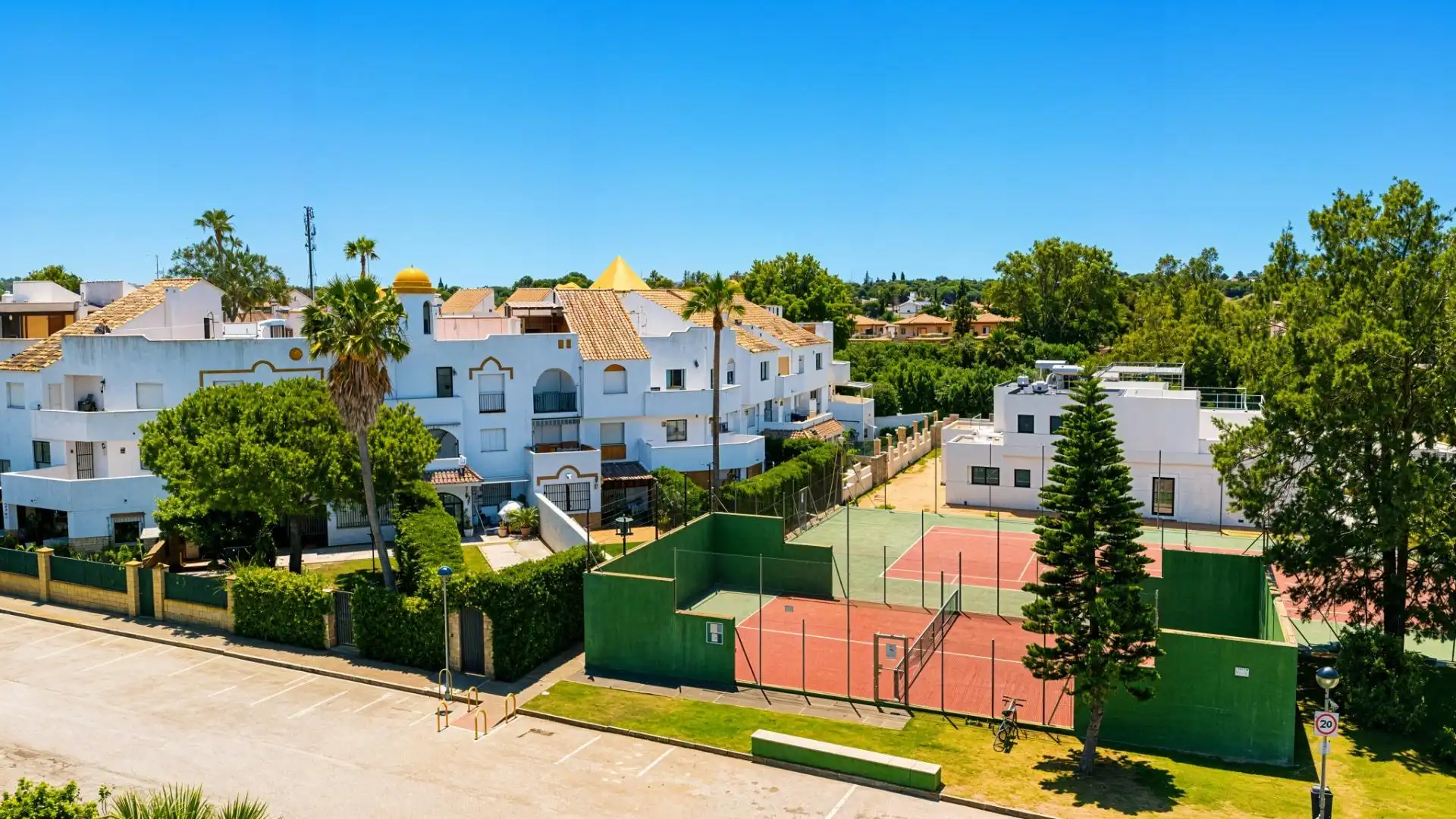 Außenansicht von Wohnungen zum Verkauf in Chiclana de la Frontera mit Privatgarten und Gemeinschaftspool