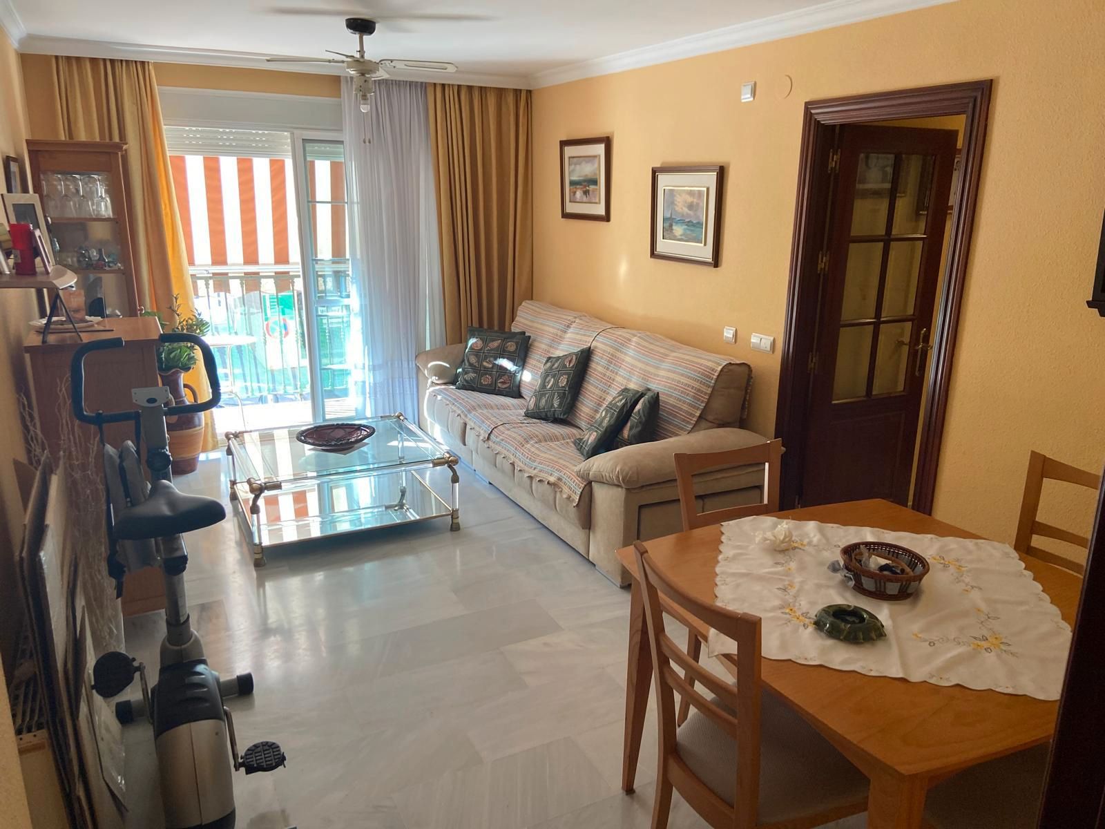 Sala de estar de Piso en venta en Fuengirola con Terraza y Amueblado