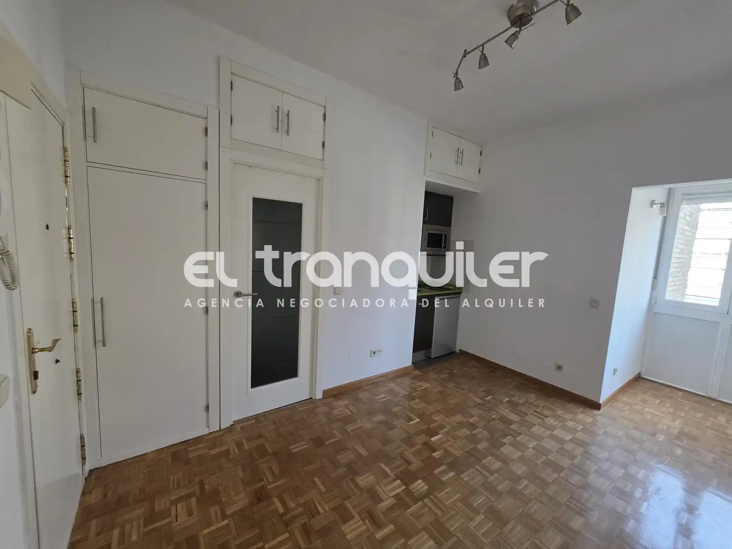 Bedroom of Study for rent in Madrid  with Air Conditioner, Parquet flooring and Washing machine