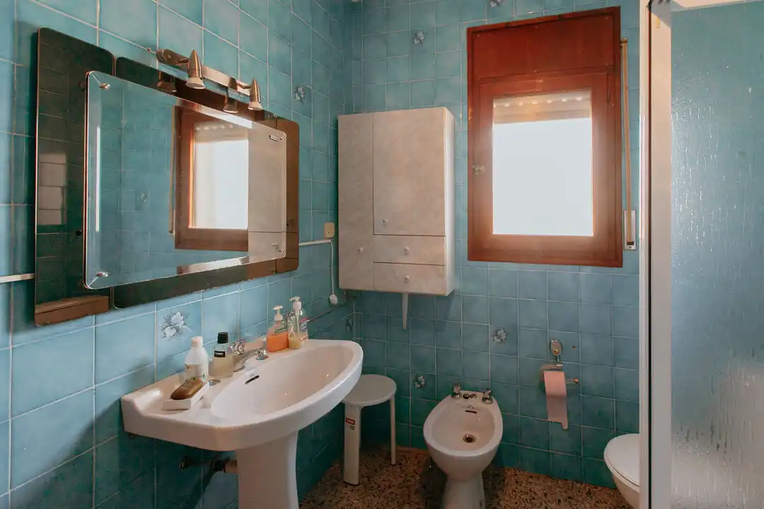 Bany de Casa o xalet en venda en Almuniente amb Calefacció, Terrassa i Moblat