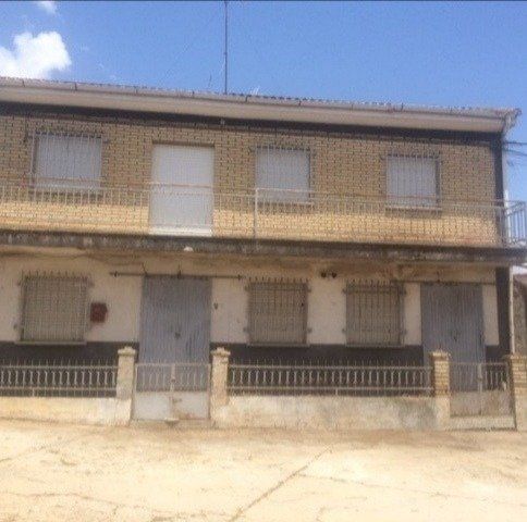 Vista exterior de Casa o xalet en venda en Mayalde amb Calefacció