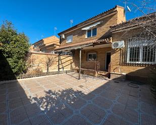 Jardí de Casa adosada en venda en Illescas amb Aire condicionat, Calefacció i Jardí privat