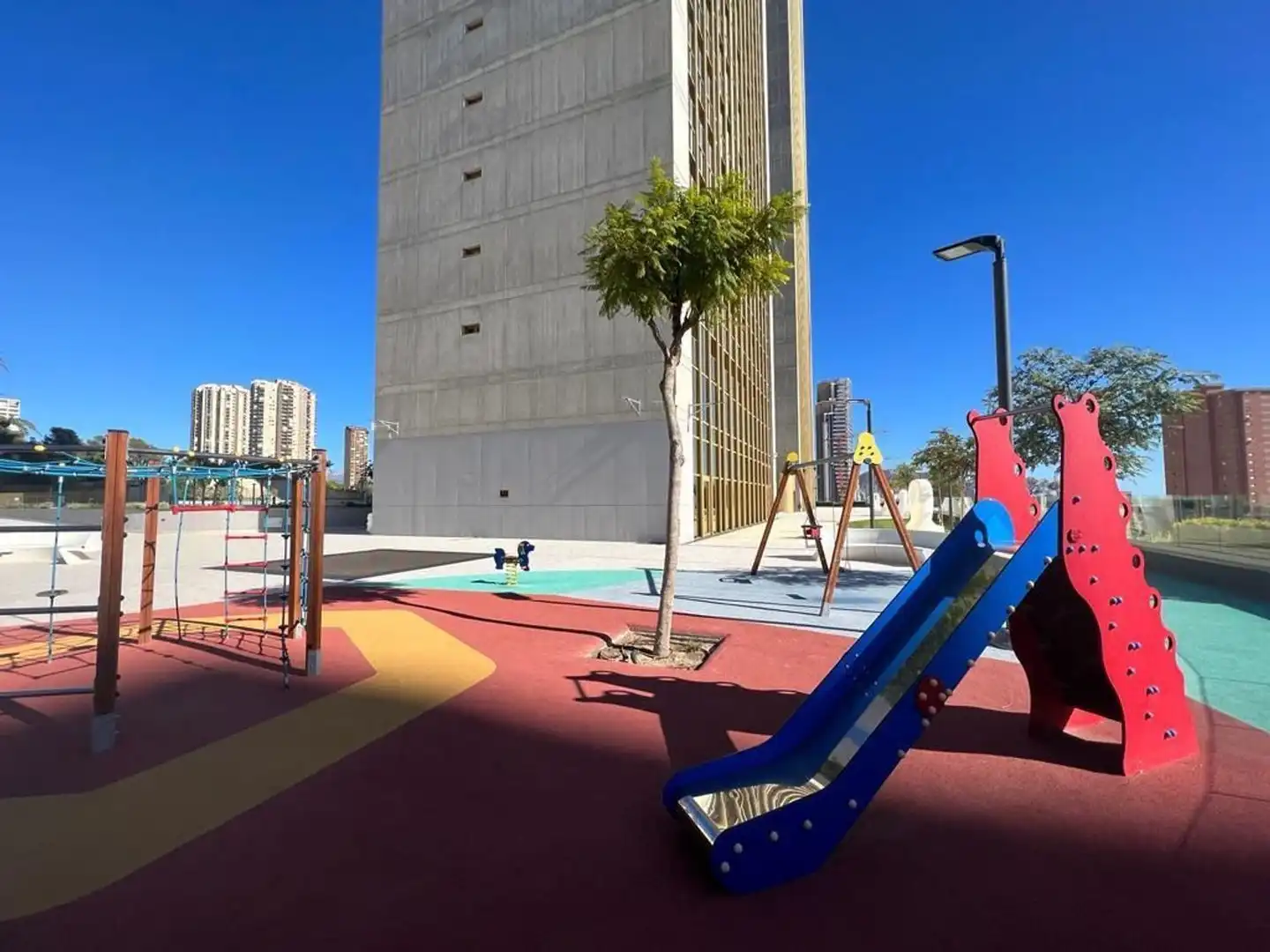 Vista exterior de Casa o xalet de lloguer en Benidorm amb Aire condicionat, Jardí privat i Moblat