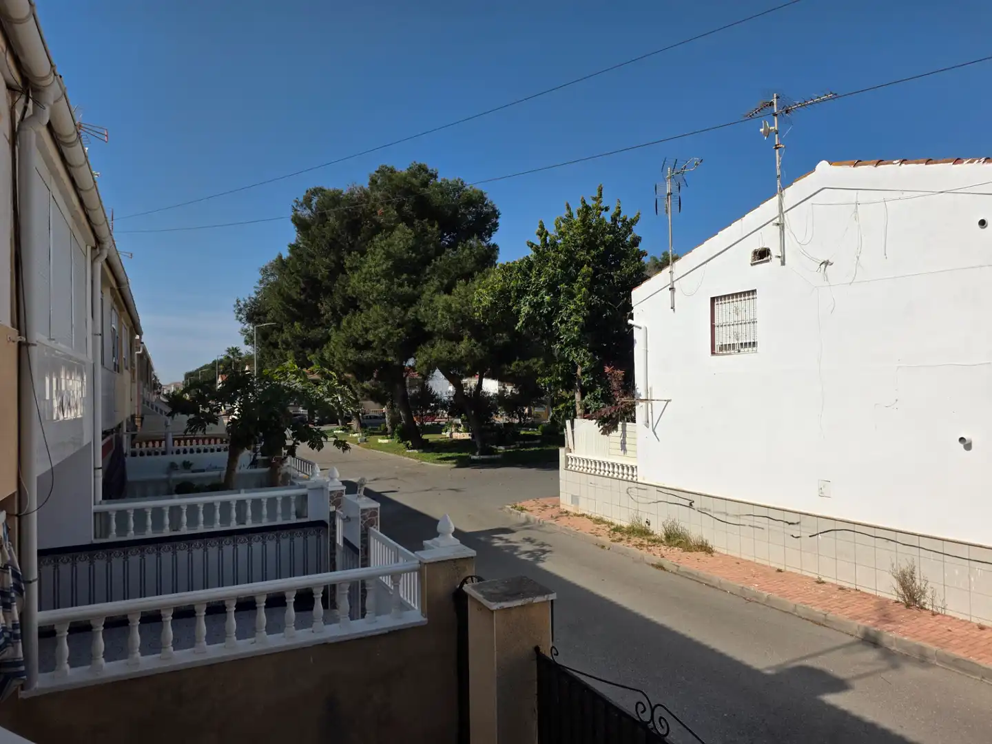 Vista exterior de Edificio en venta en Torrevieja con Alarma