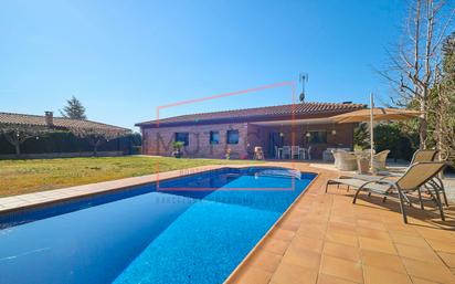 Vista exterior de Casa o xalet en venda en Bigues i Riells amb Aire condicionat, Terrassa i Piscina