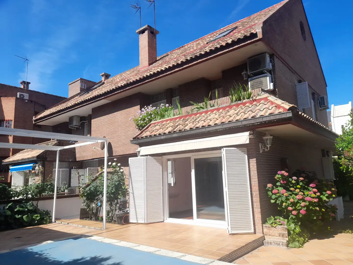 Vista exterior de Casa adosada en venta en Pozuelo de Alarcón con Aire acondicionado, Calefacción y Jardín privado