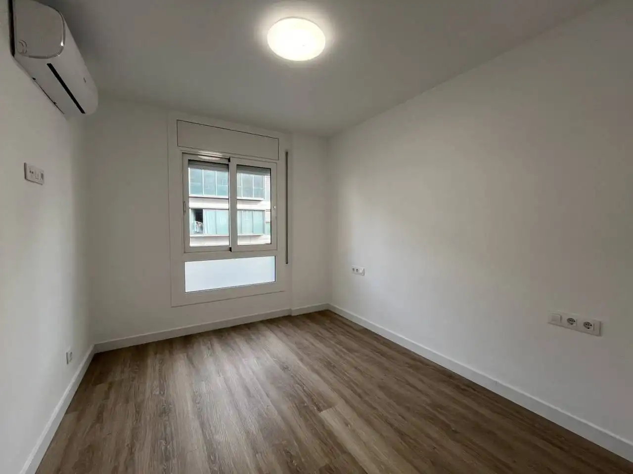 Bedroom of Flat for sale in Girona  with Air Conditioner, Heating and Balcony