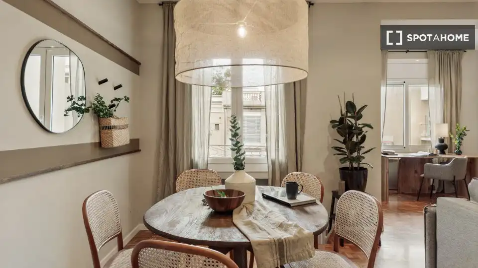 Comedor de Piso de alquiler en Barcelona con Aire acondicionado, Calefacción y Amueblado