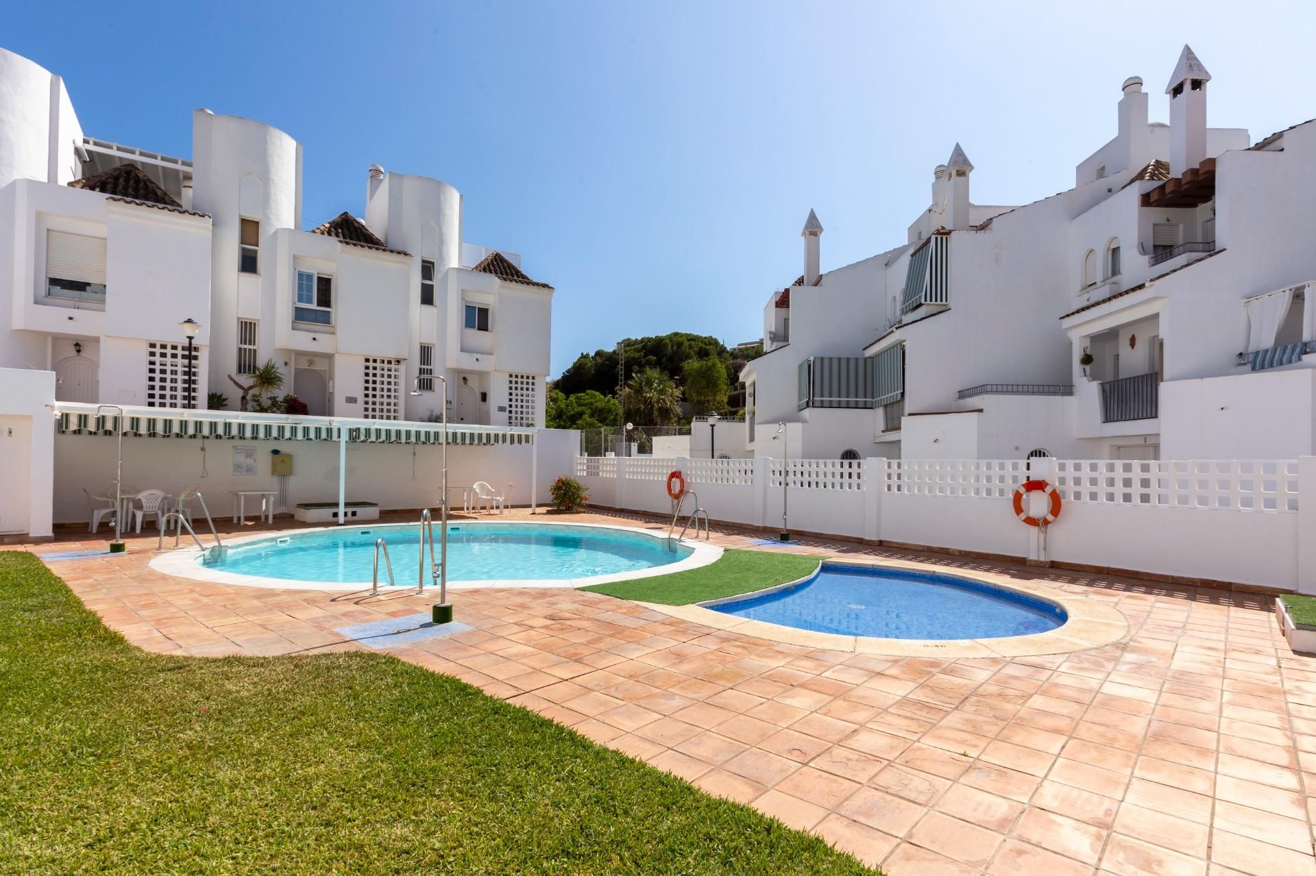 Piscina de Casa adosada en venda en Almuñécar amb Aire condicionat, Jardí privat i Terrassa