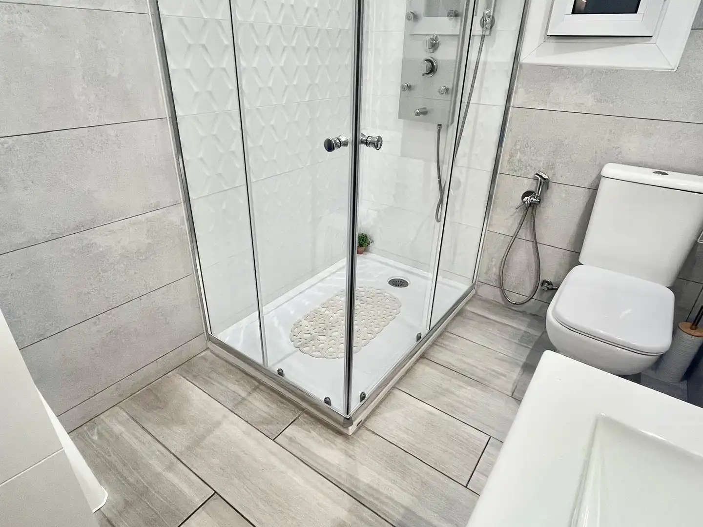 Baño de Ático en venta en Cerdanyola del Vallès con Aire acondicionado, Calefacción y Parquet