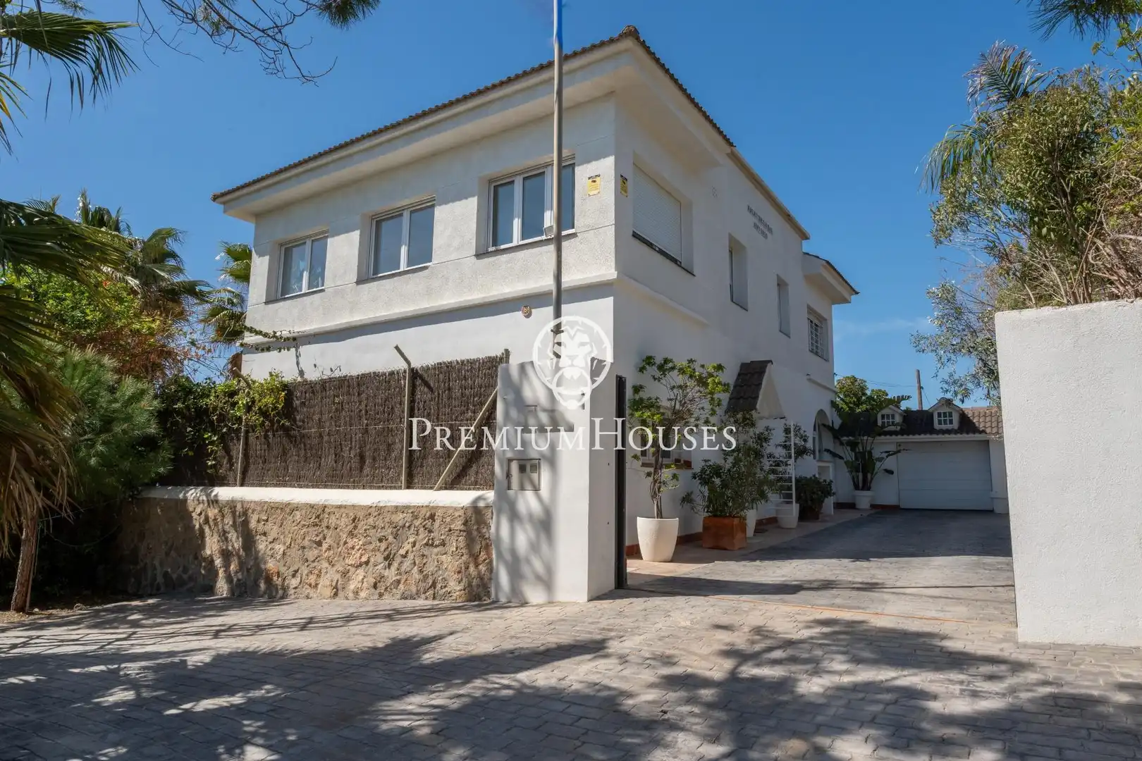 Exterior view of Houses for sale in Vilanova i la Geltrú  with Air Conditioner, Heating and Private garden
