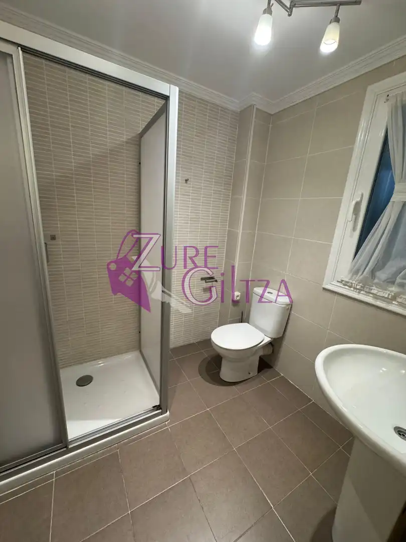 Badezimmer von Wohnung zum Verkauf in Durango mit Heizung, Abstellraum und Möbliert
