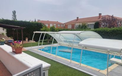 Swimming pool of House or chalet for sale in Arroyo de la Encomienda  with Heating, Parquet flooring and Terrace