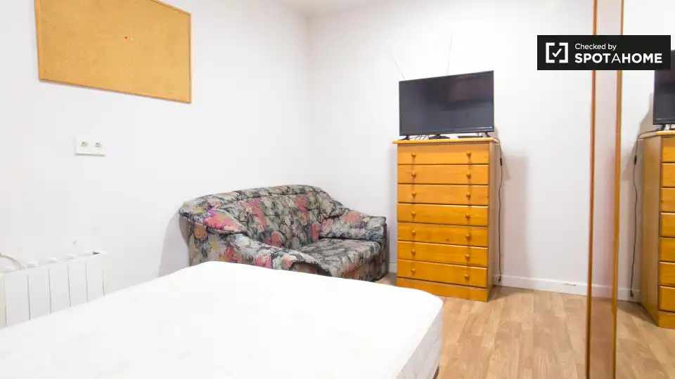 Bedroom of Flat for share in Bilbao   with Air Conditioner, Heating and Terrace