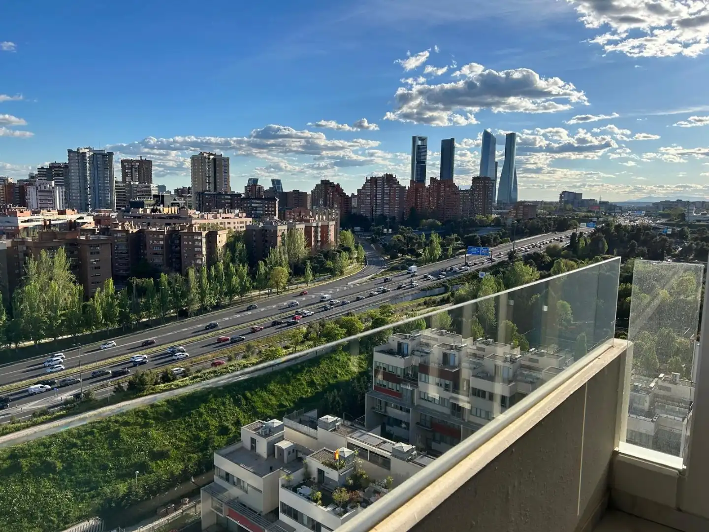 Vista exterior de Pis de lloguer en  Madrid Capital amb Aire condicionat, Terrassa i Piscina