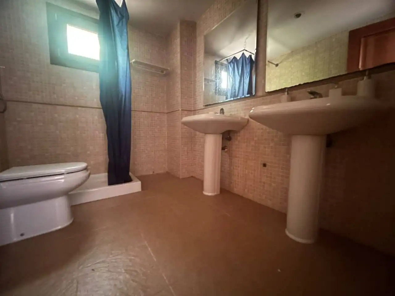 Badezimmer von Haus oder Chalet zum Verkauf in Layos mit Heizung, Privatgarten und Terrasse