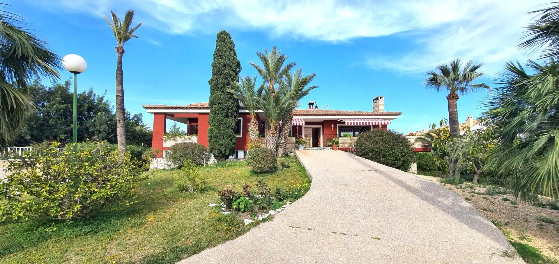 Vista exterior de Casa o xalet en venda en Sant Joan d'Alacant amb Aire condicionat, Calefacció i Jardí privat