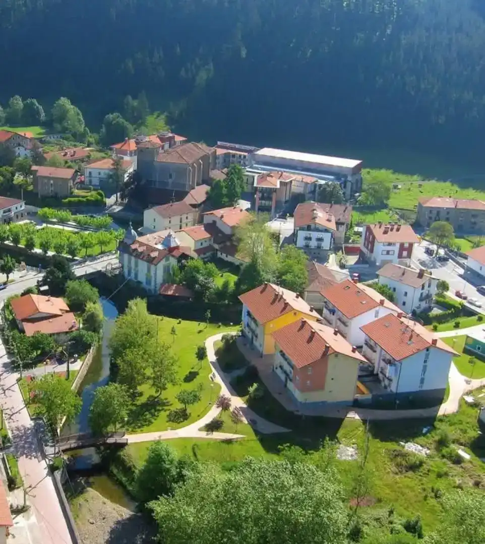 Vista exterior de Pis en venda en Etxebarria  amb Balcó