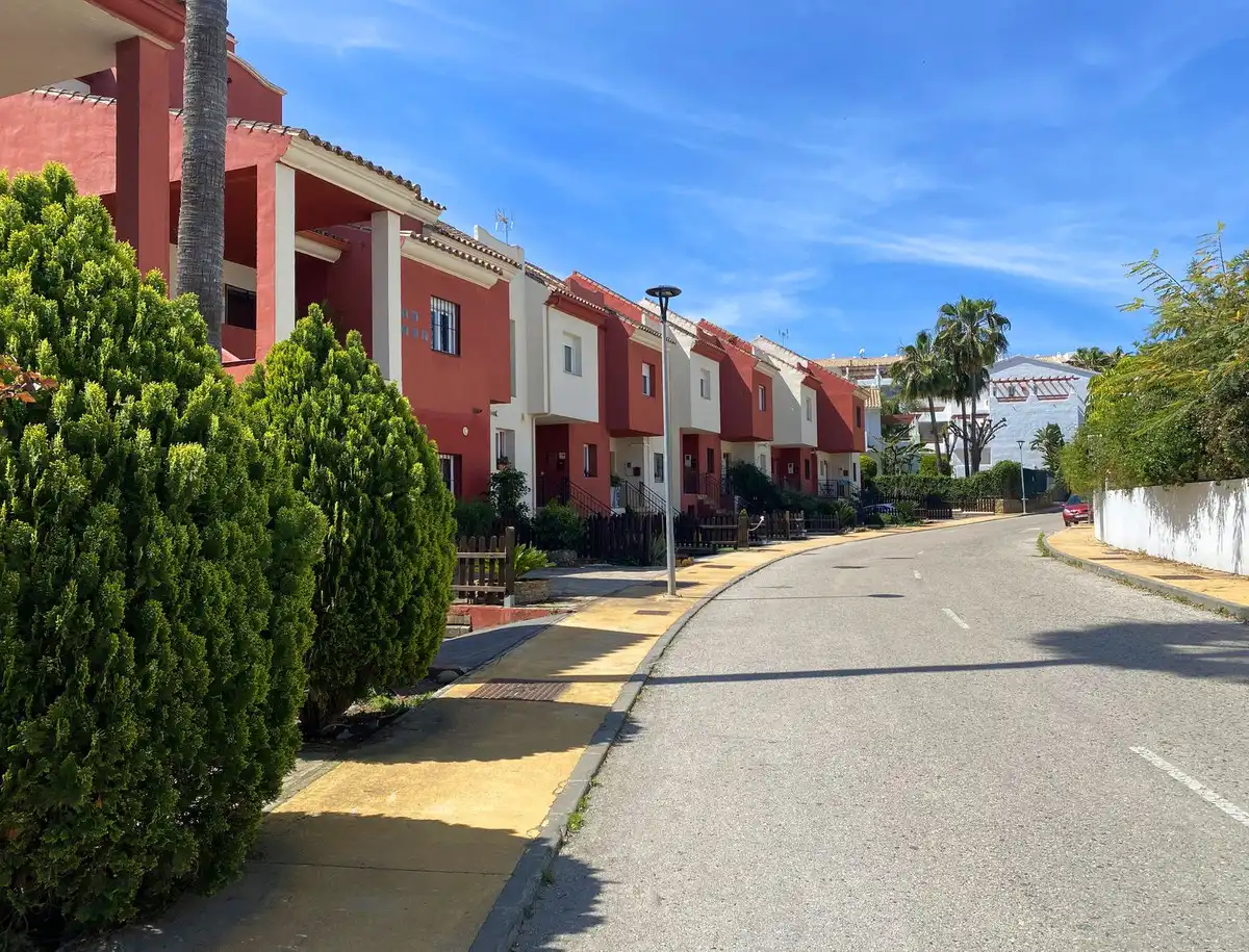 Vista exterior de Casa adosada en venta en Estepona con Aire acondicionado, Terraza y Trastero