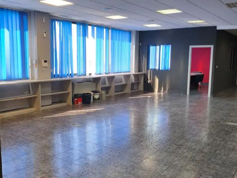 Oficina de alquiler en Peligros con Internet y Alarma