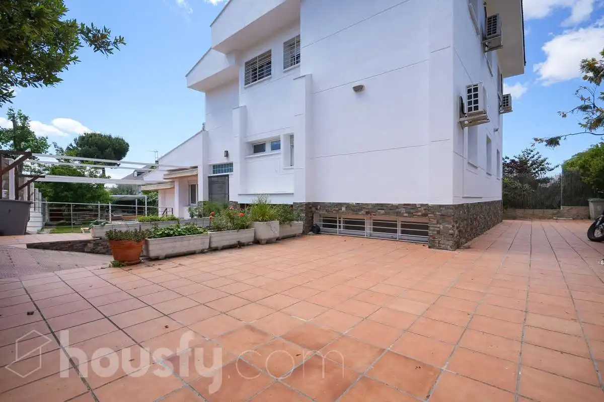 Vista exterior de Casa o xalet en venda en Pozuelo de Alarcón amb Aire condicionat, Calefacció i Jardí privat