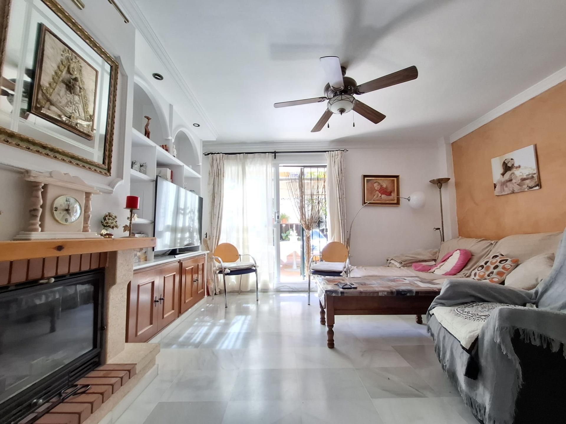 Sala d'estar de Casa adosada en venda en Marbella amb Calefacció, Parquet i Terrassa