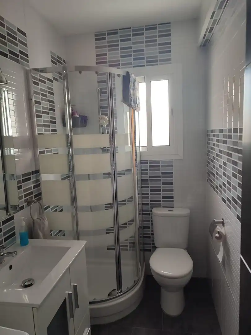 Baño de Apartamento en venta en Torremolinos con Aire acondicionado, Calefacción y Amueblado