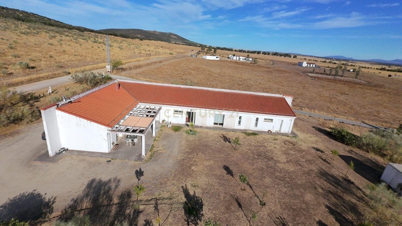 Vista exterior de Casa o chalet en venta en Cáceres Capital con Trastero, Piscina y Lavadora