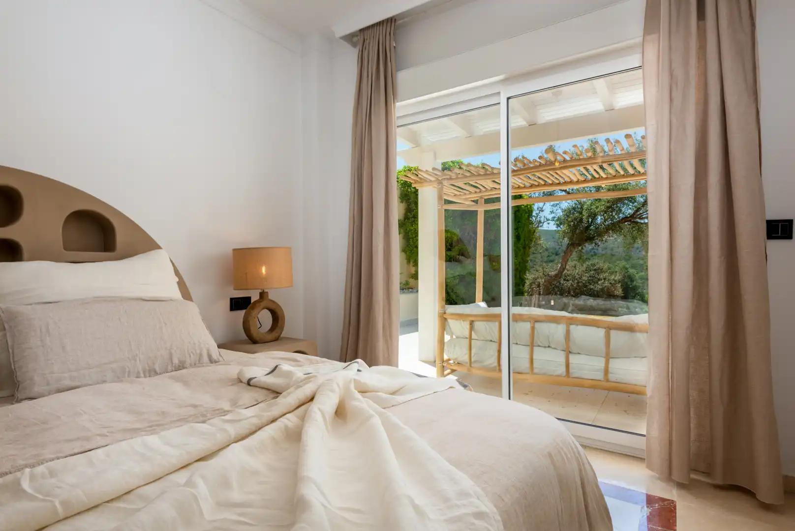 Schlafzimmer von Erdgeschoss zum Verkauf in Sotogrande mit Klimaanlage, Privatgarten und Terrasse