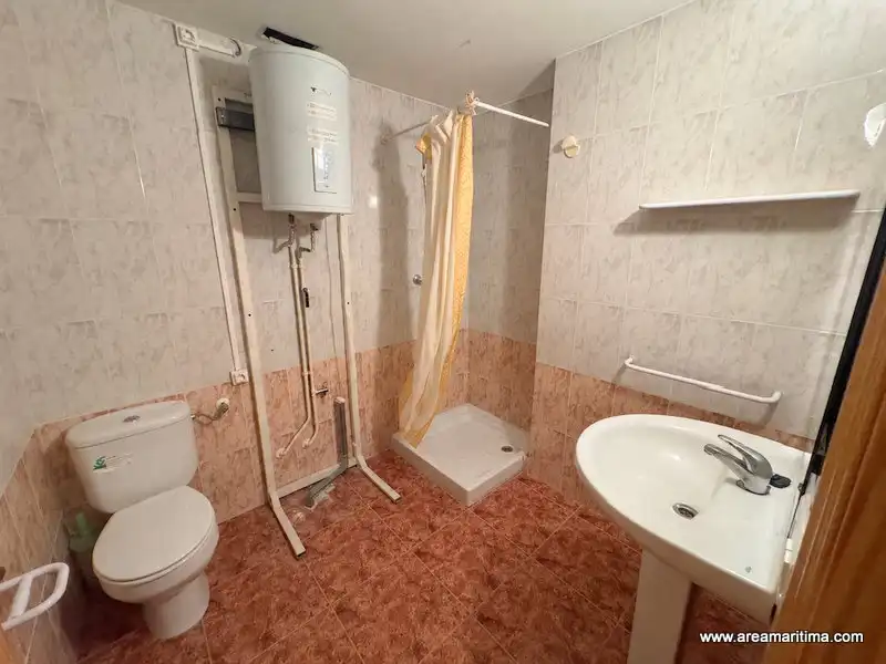 Bany de Pis en venda en Oropesa del Mar / Orpesa amb Aire condicionat, Terrassa i Piscina comunitària