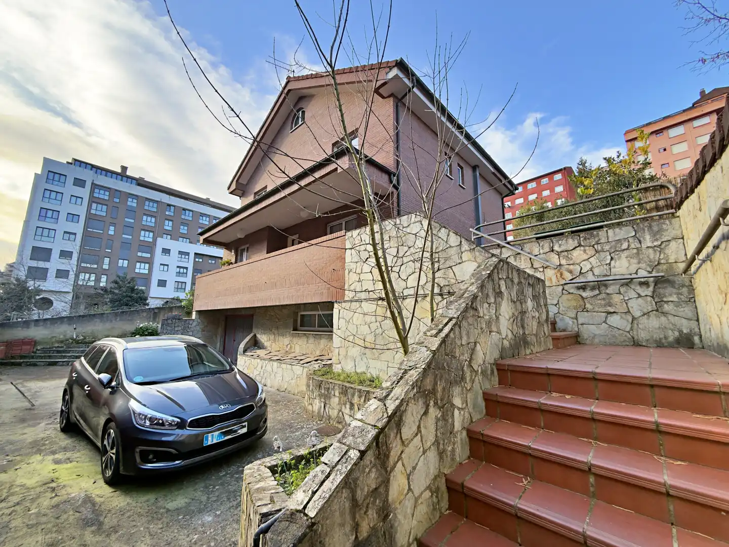 Vista exterior de Casa o xalet en venda en Oviedo  amb Calefacció, Jardí privat i Parquet
