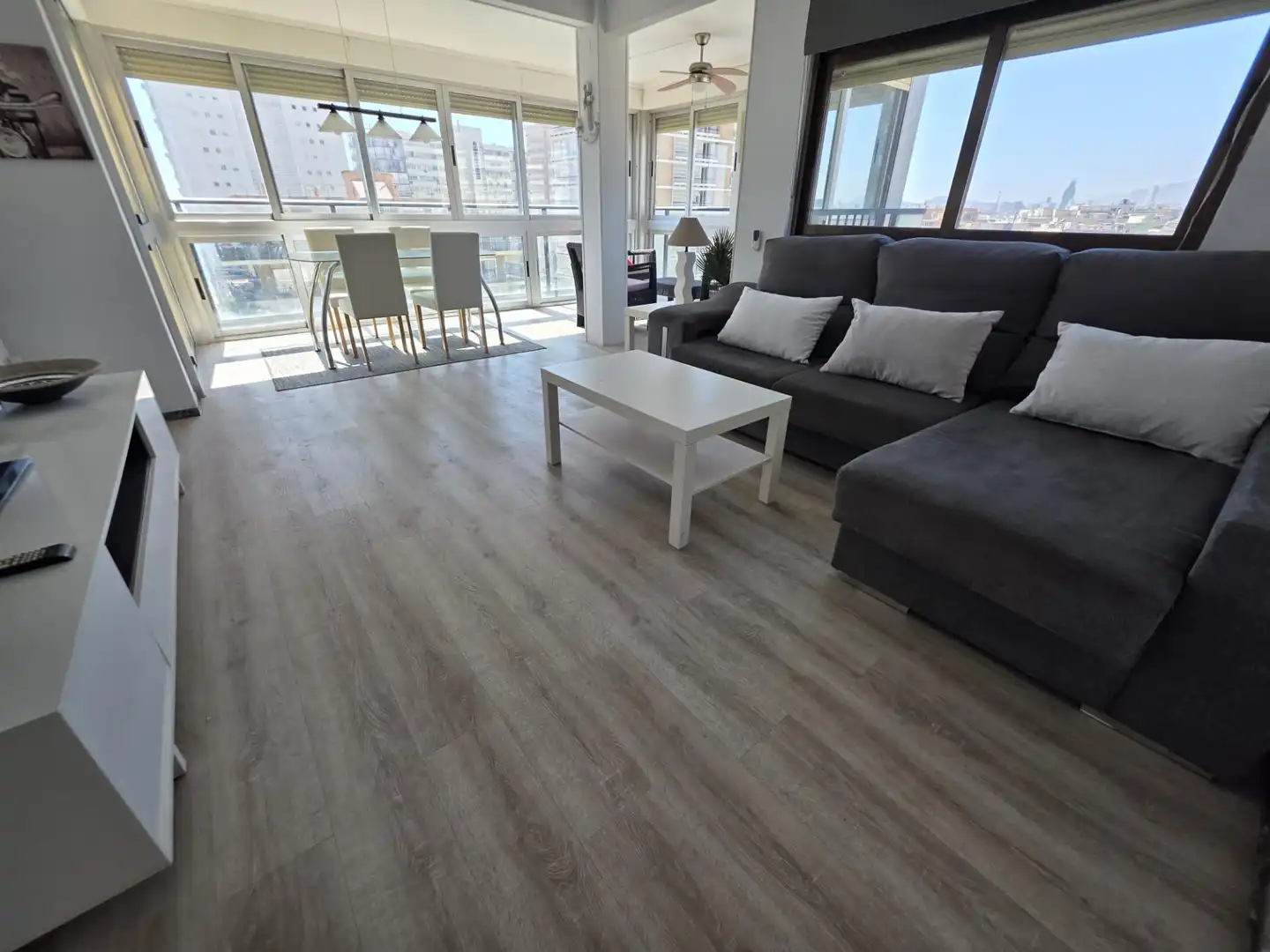 Sala de estar de Piso en venta en Benidorm con Calefacción, Amueblado y Piscina comunitaria
