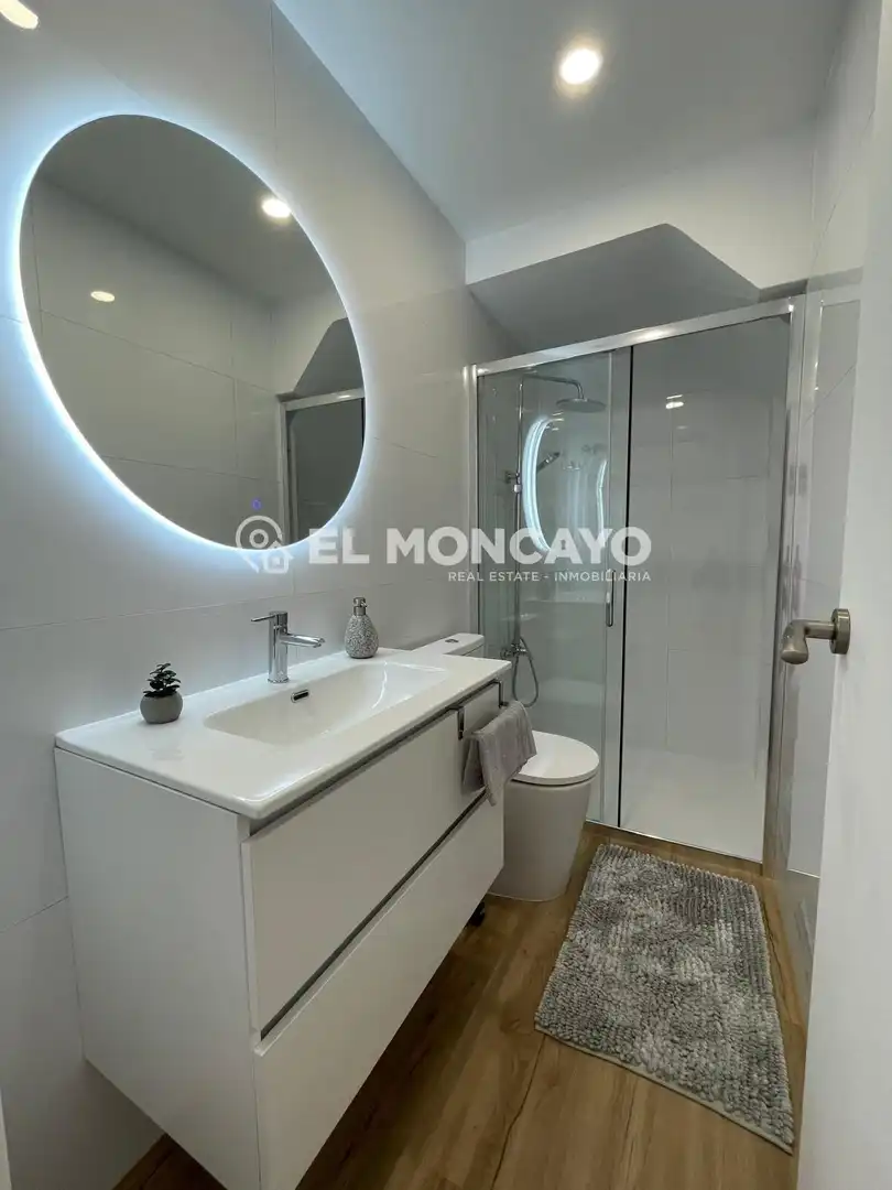 Badezimmer von Wohnungen zum Verkauf in Torrevieja mit Terrasse, Möbliert und Gemeinschaftspool