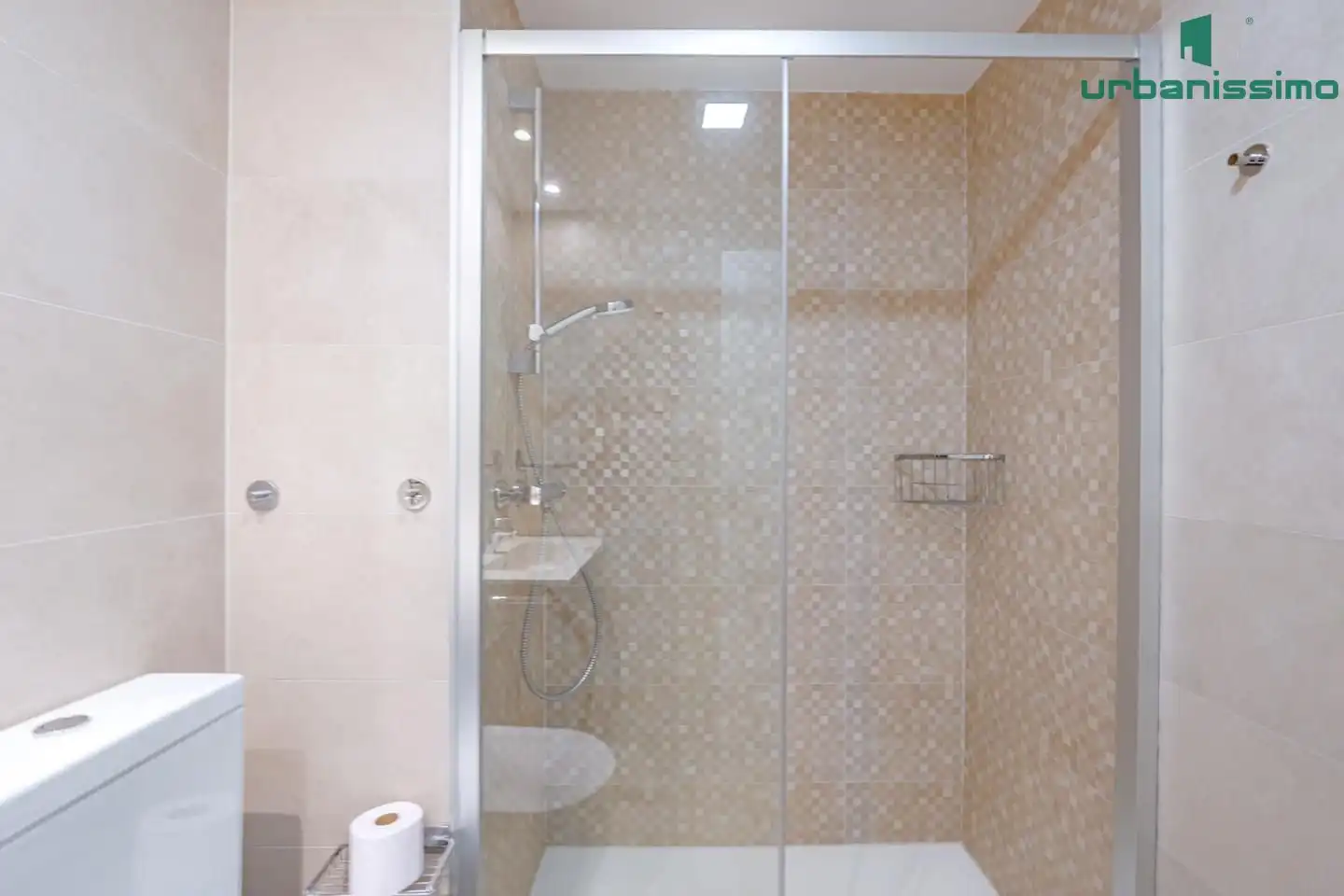 Bathroom of Flat for sale in Madrid  with Air Conditioner, Terrace and Storage room