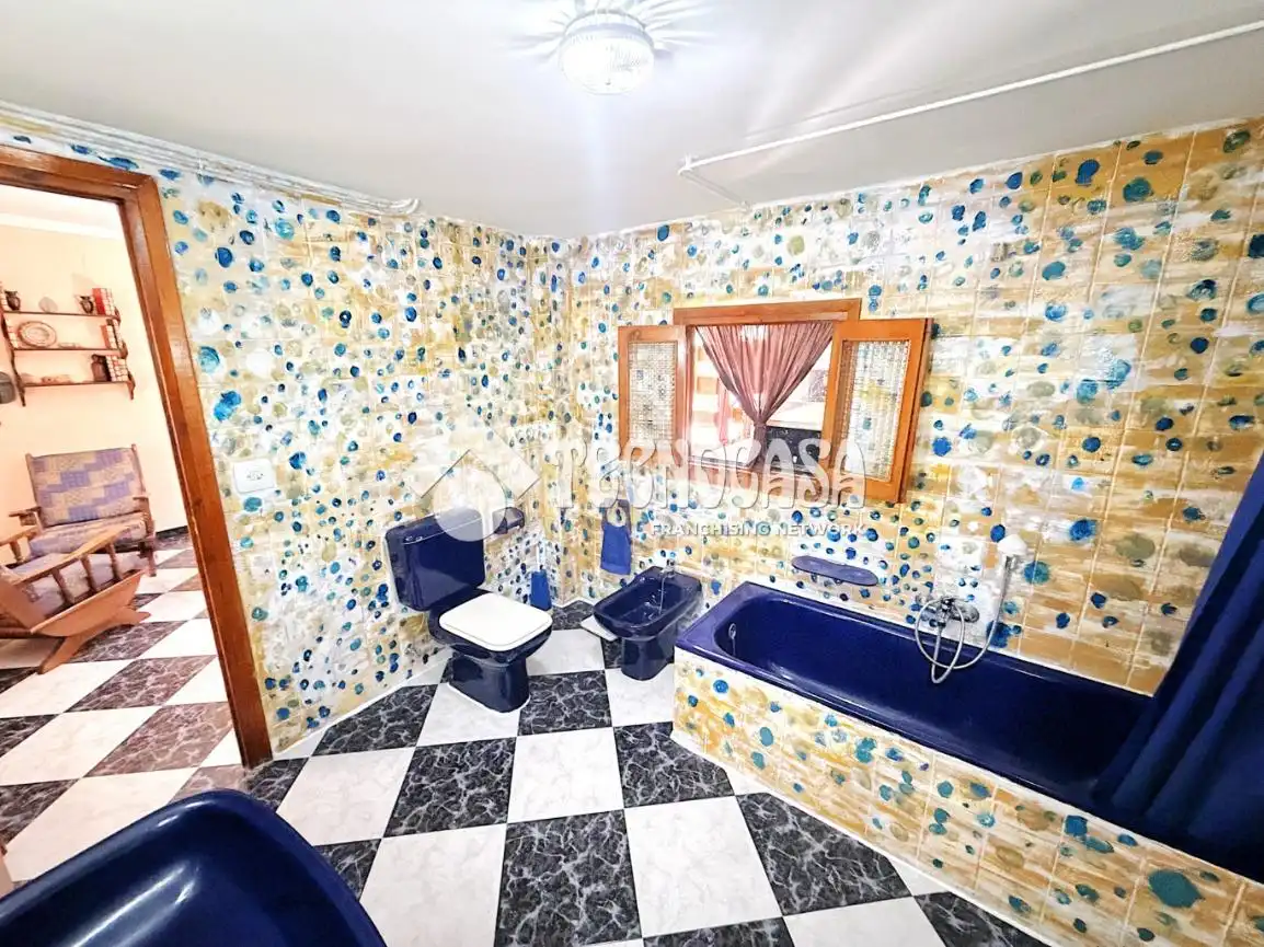 Baño de Casa adosada en venta en Campillo de Altobuey con Calefacción, Jardín privado y Terraza