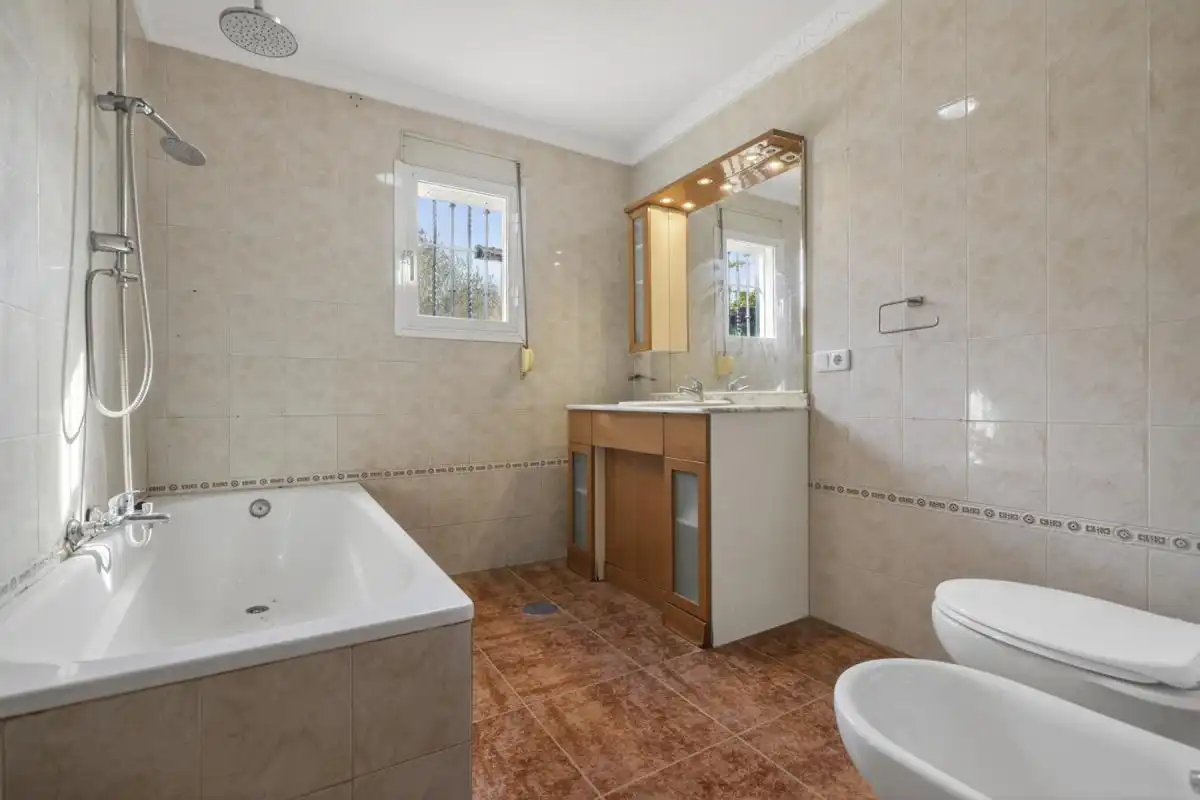 Baño de Finca rústica en venta en La Rinconada con Calefacción, Jardín privado y Terraza