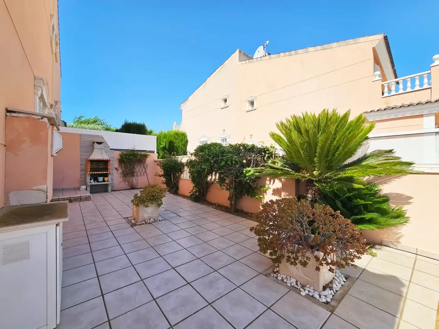 Terrasse von Einfamilien-Reihenhaus zum Verkauf in Santa Pola mit Heizung, Privatgarten und Terrasse