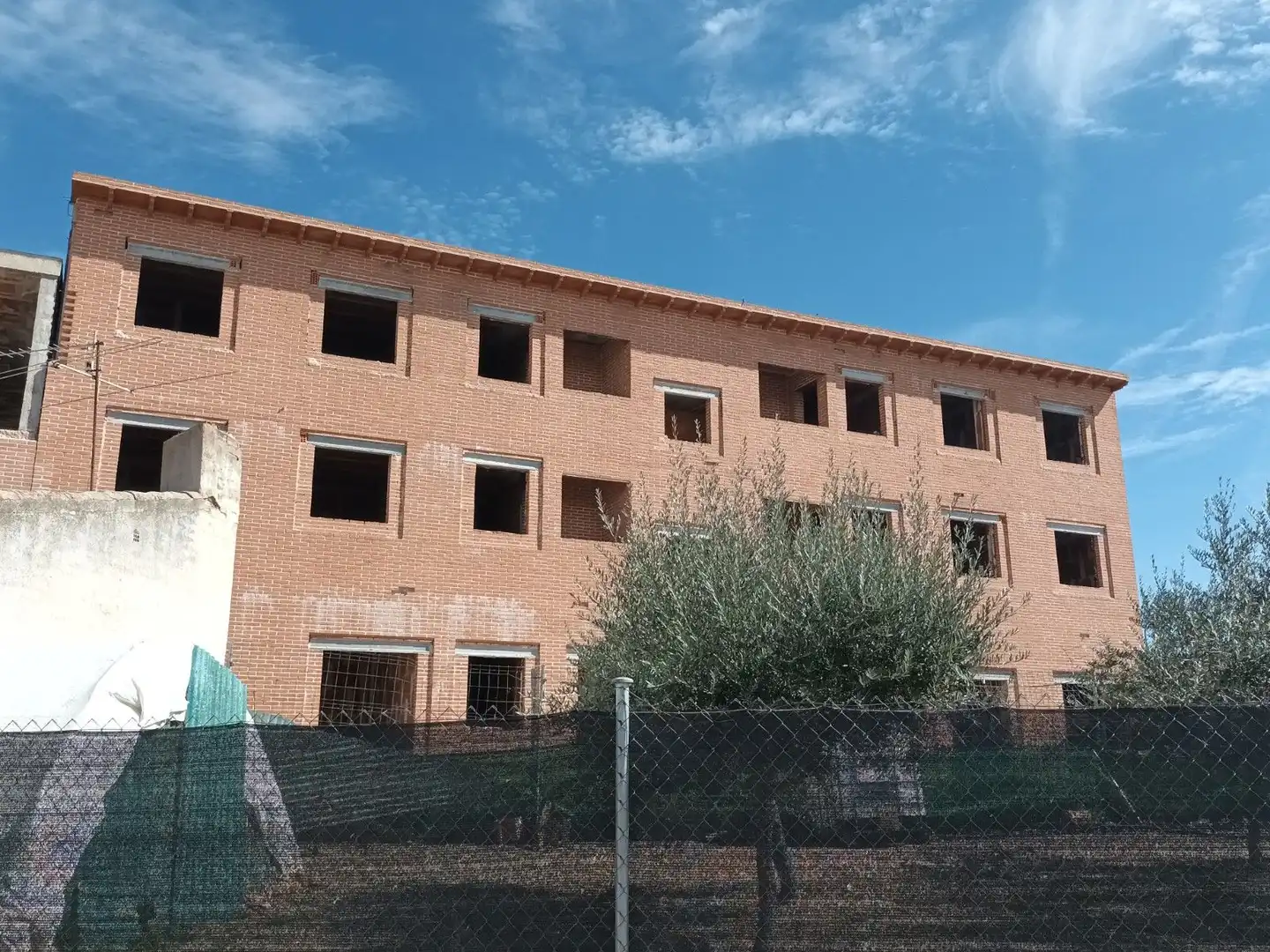 Außenansicht von Gebäude zum Verkauf in Hormigos