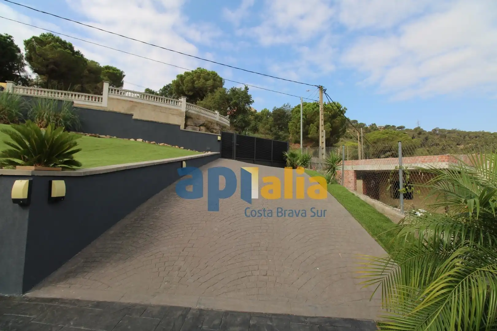 Vista exterior de Casa o xalet en venda en Lloret de Mar amb Calefacció, Jardí privat i Piscina