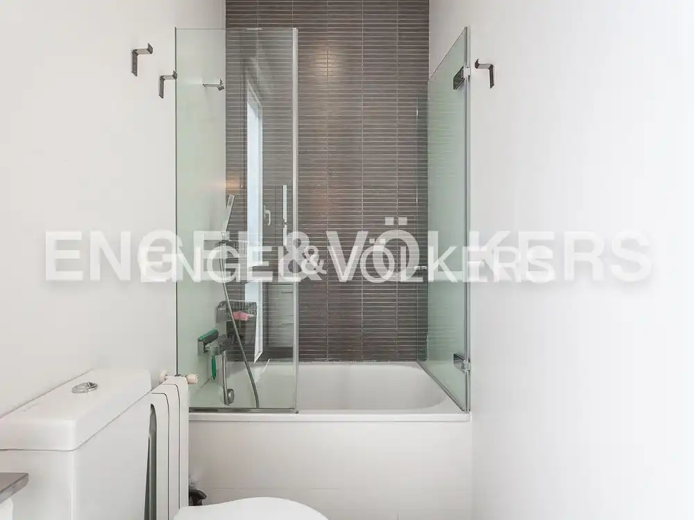 Bathroom of Flat for rent in Valencia  with Air Conditioner, Heating and Parquet flooring