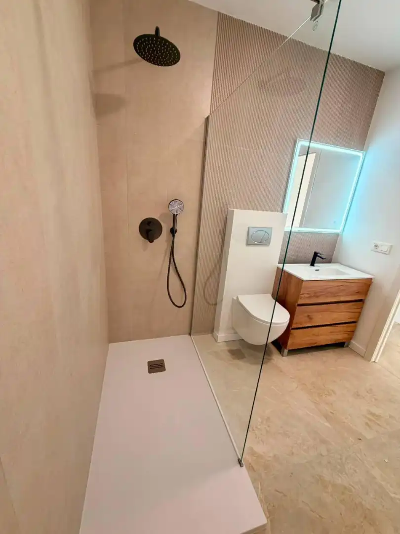 Badezimmer von Wohnung zum Verkauf in Ador mit Klimaanlage, Ofen und Waschmaschine