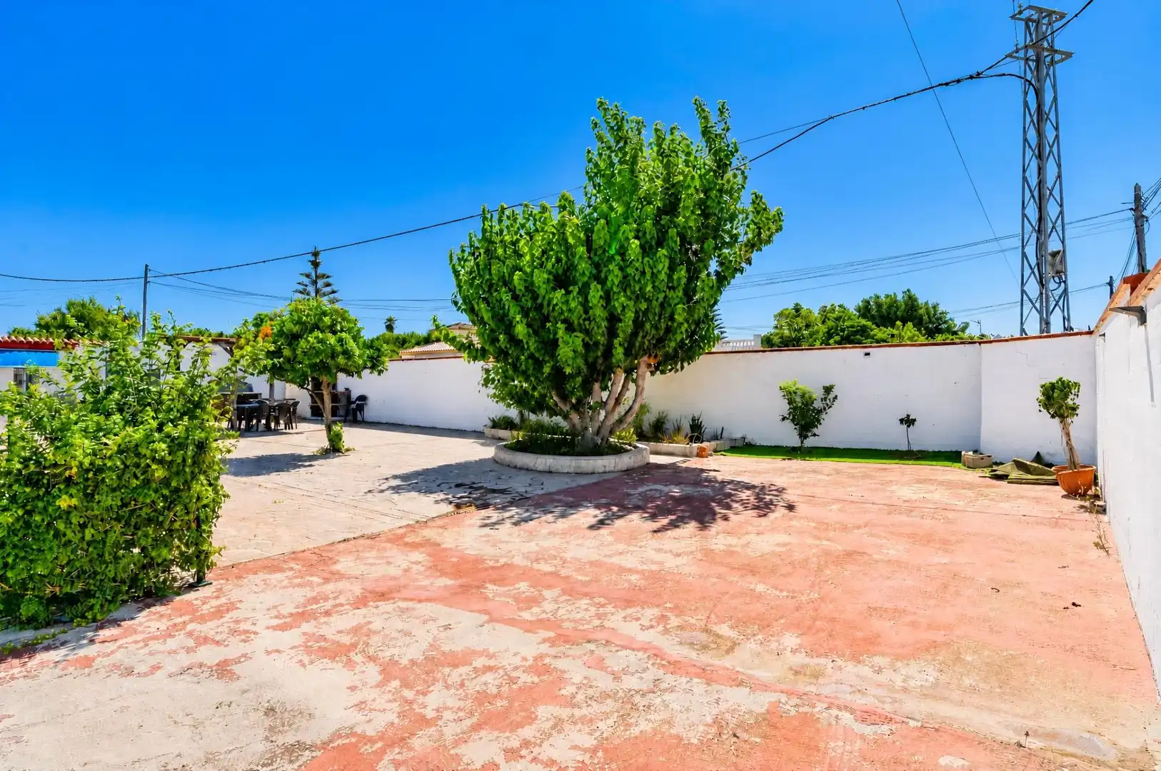 Vista exterior de Casa o xalet en venda en Chiclana de la Frontera amb Aire condicionat, Jardí privat i Terrassa